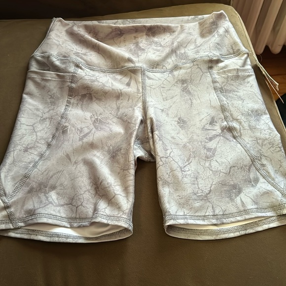NWT! Gray flower print biker shorts - Picture 1 of 4